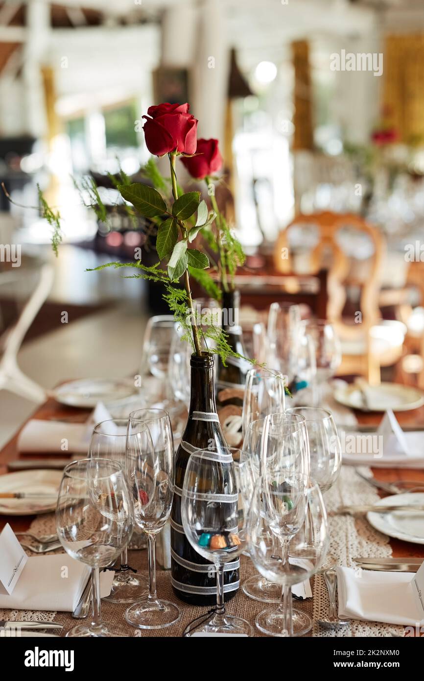 Es ist ein Tag zum Feiern. Aufnahme eines dekorierten Tisches bei einem Hochzeitsempfang. Stockfoto