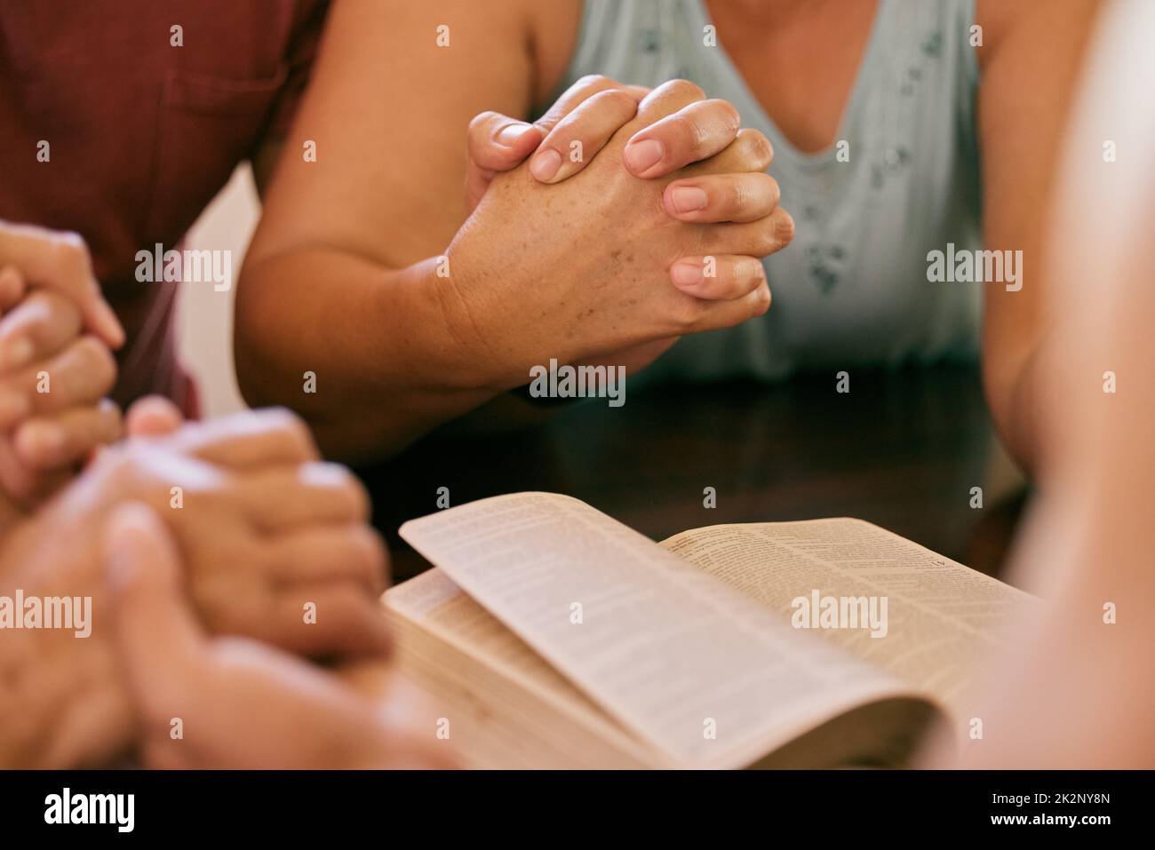 Das Zusammenkommen zum Gebet ist immer wichtig. Aufnahme einer Gruppe von Menschen, die beim Beten die Hände halten. Stockfoto
