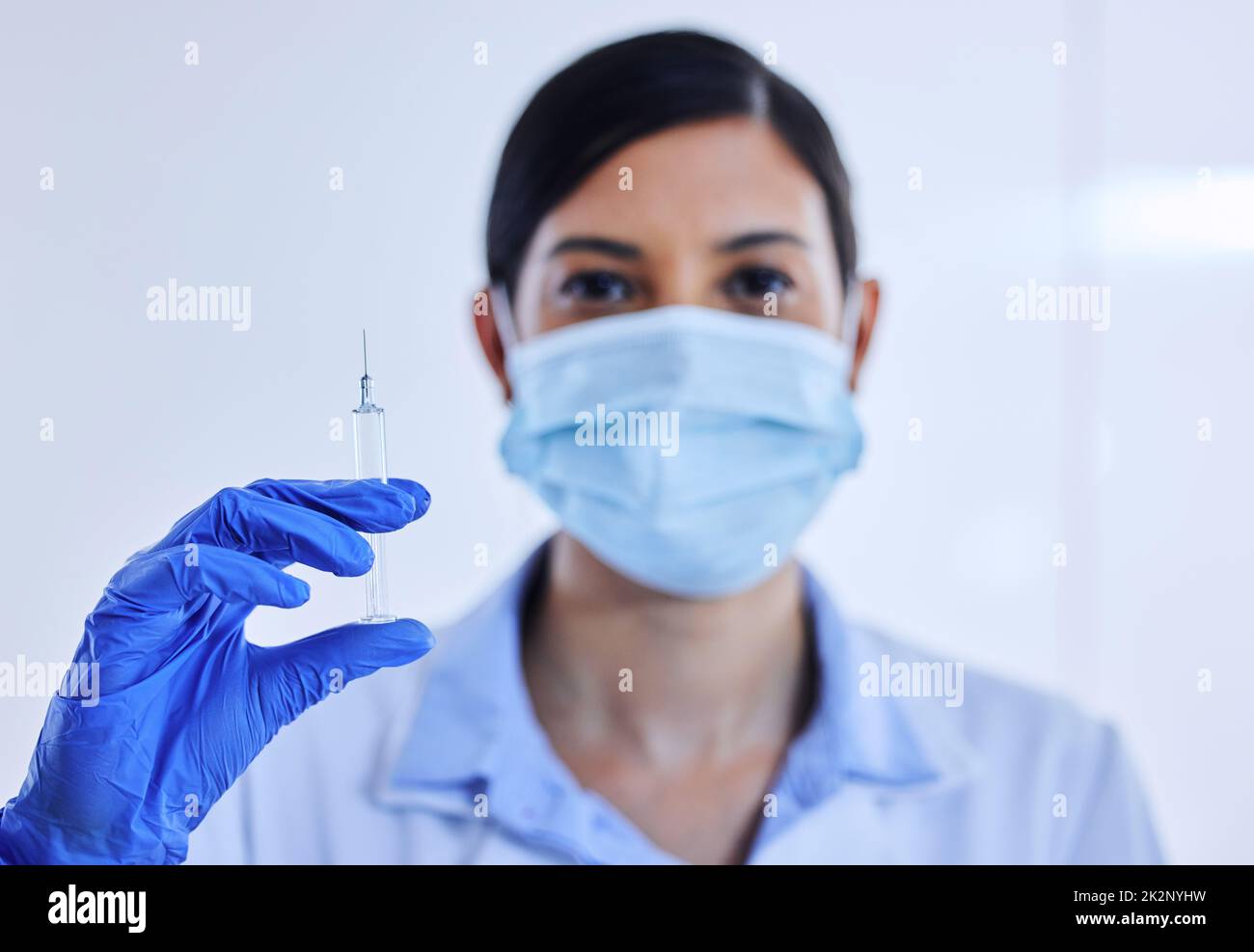 Du bist bereit. Zugeschnittenes Bild einer nicht erkennbaren Wissenschaftlerin, die eine Spritze mit Medikamenten in die Hand hält. Stockfoto