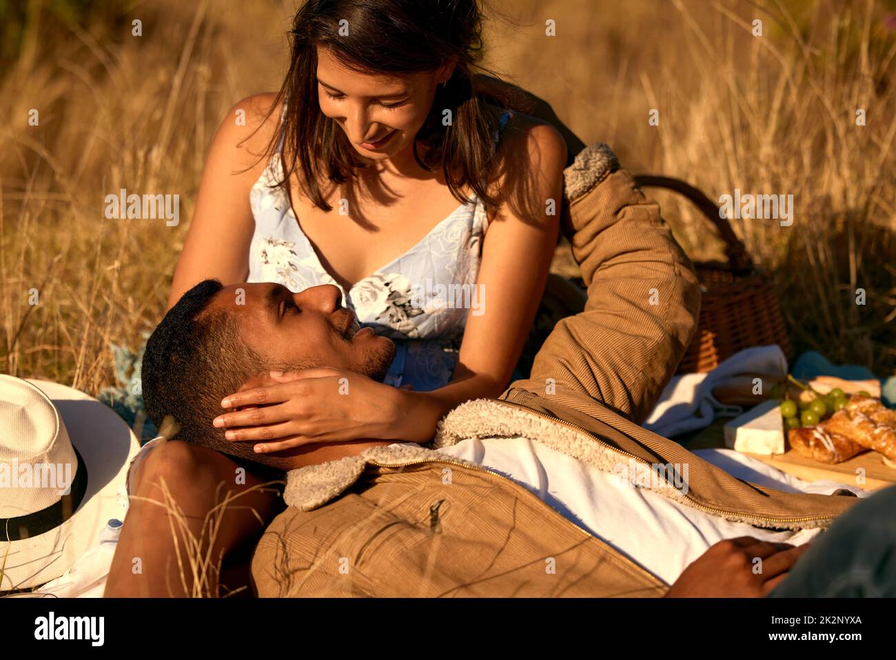 Sich in ihren Augen verlaufen. Aufnahme eines jungen Paares auf einem romantischen Date draußen in der Natur. Stockfoto