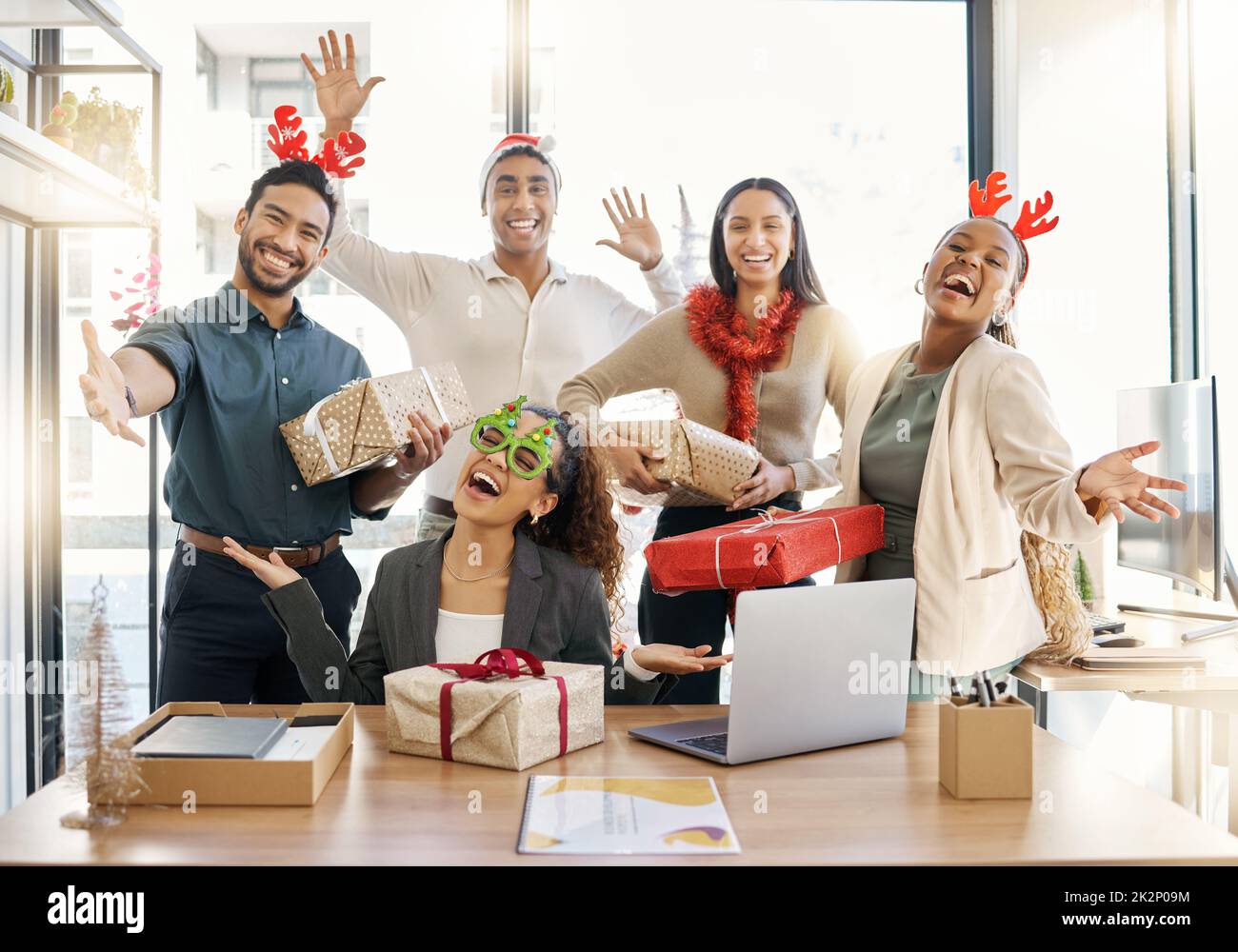 Den Weihnachtsgeist teilen. Aufnahme einer Gruppe von Geschäftsleuten, die während einer Weihnachtsfeier bei der Arbeit feiern. Stockfoto