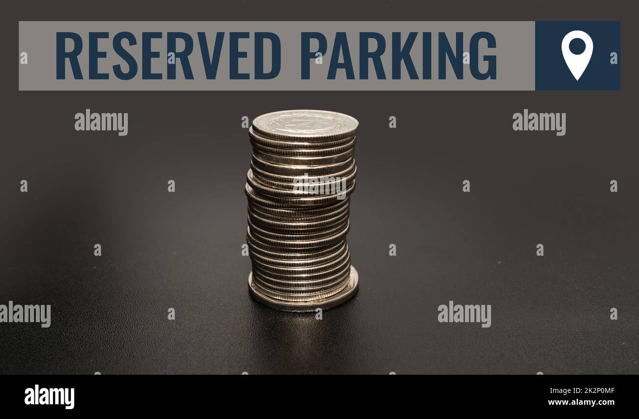 Inspiration mit Schild „Reservierte Parkplätze“. Wort auf Parkplätzen, die für bestimmte Personen reserviert sind Münzen stapeln sich über dem Tisch und zeigen Finanzpläne an Stockfoto