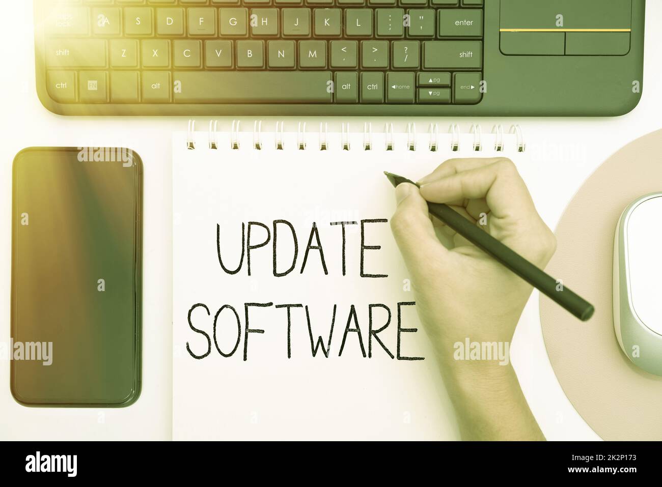 Textüberschrift zur Darstellung der Update-Software. Konzeptionelles Fotoersetzungsprogramm durch eine neuere Version des gleichen Produkts Bürobedarf über Schreibtisch mit Tastatur, Brille und Kaffeetasse für die Arbeit Stockfoto