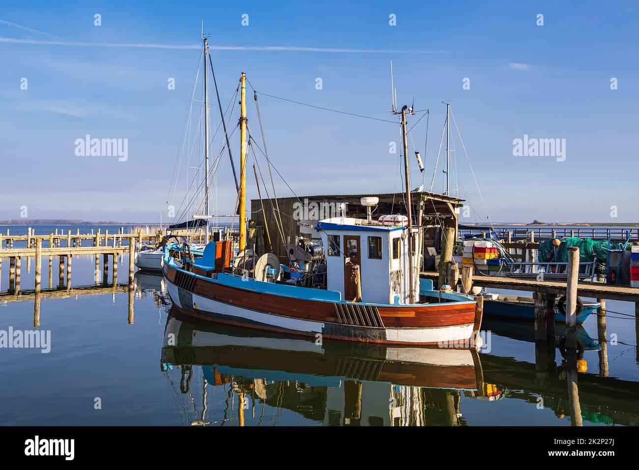 Fischerboot im Hafen Kloster auf der Insel Hiddensee, Deutschland Stockfoto