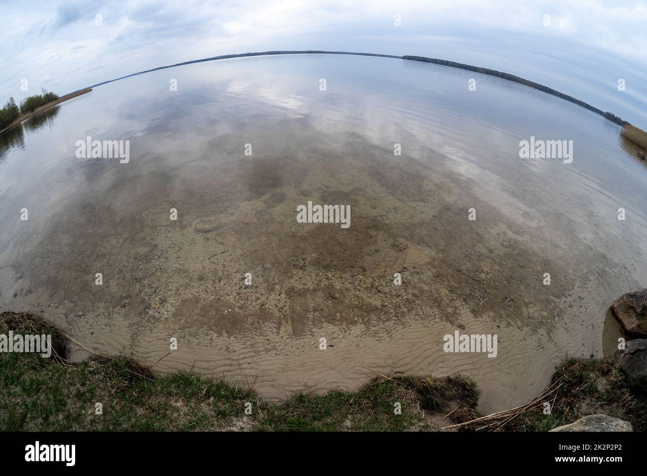 Die ruhige Wasseroberfläche bei bewölktem Wetter. Fischaugenobjektiv. Stockfoto