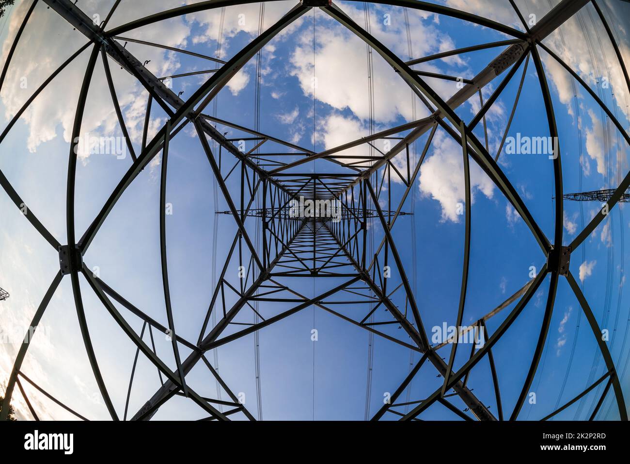 Abstrakte Metallstruktur (Hochspannungsmast) auf blauem Himmel. Fischaugenobjektiv. Stockfoto
