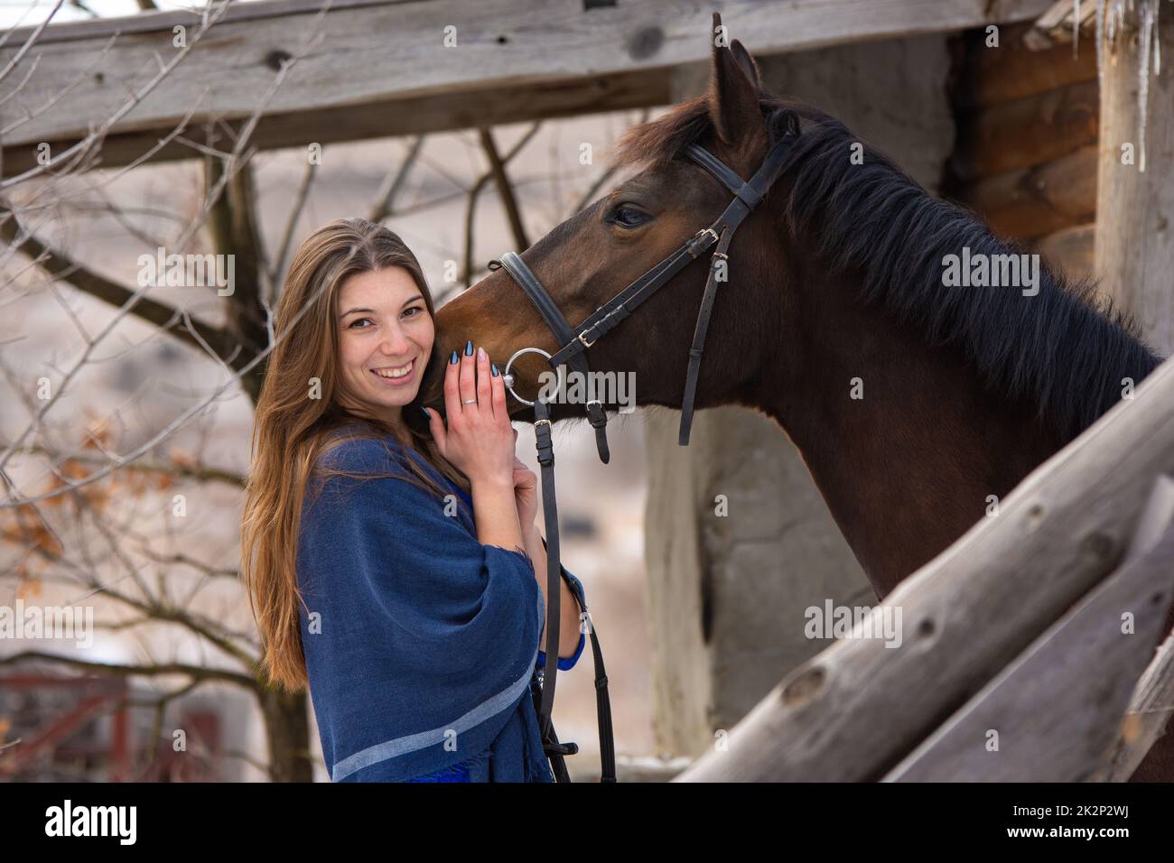 Porträt eines glücklichen Mädchens, das ein Pferd umarmt, blickt das Mädchen freudig in den Rahmen Stockfoto