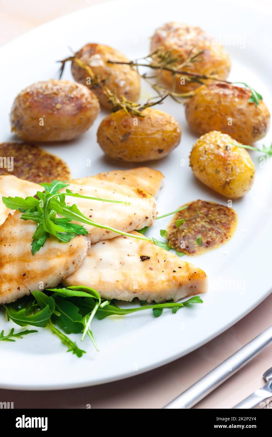 Gegrillter Fisch mit gegrillten Kartoffeln Stockfoto
