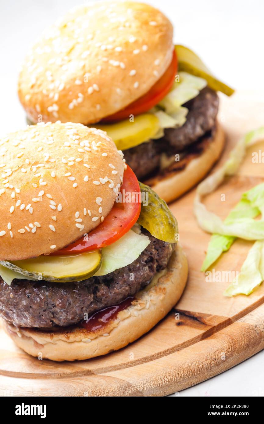 Hausgemachter Hamburger mit eingelegter Gurke und Tomate Stockfoto
