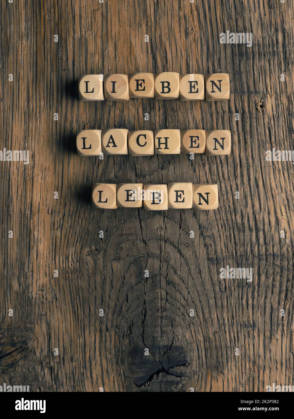 Holzwürfel mit den deutschen Worten lieben, lachen und leben Stockfoto