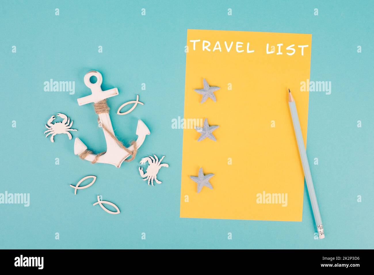 Die Reiseliste steht auf dem gelben Papier, Anker mit Fischsternen und Krabben, Urlaubsplan und Reiseziel, Urlaubs- und Lifestyle-Konzept Stockfoto
