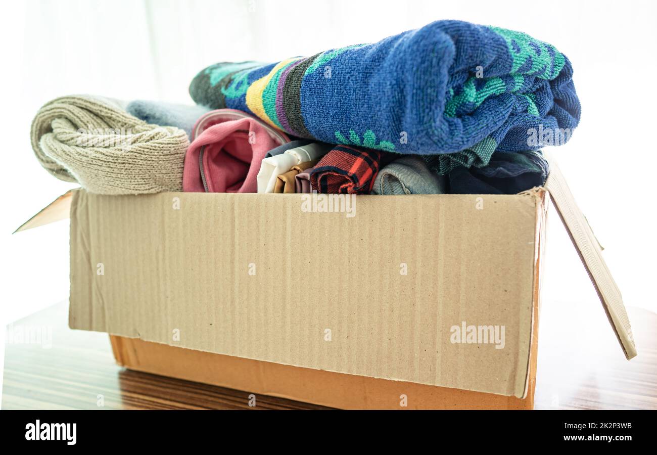 Spendenbox mit gebrauchter Kleidung zu Hause, um die Hilfe für arme Menschen in der Welt zu unterstützen. Stockfoto