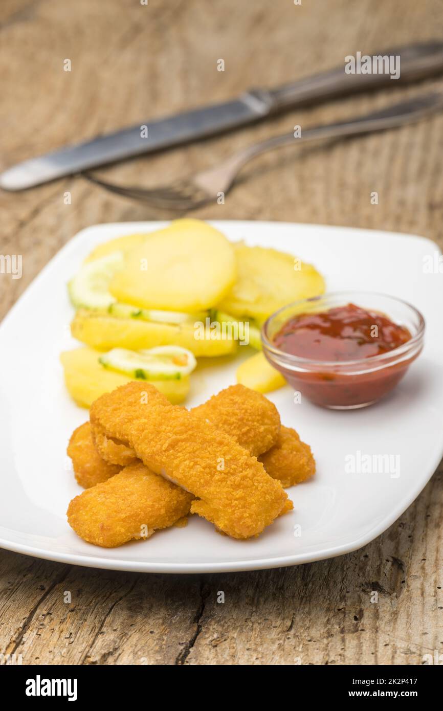Fischstäbchen mit Kartoffelsalat Stockfoto