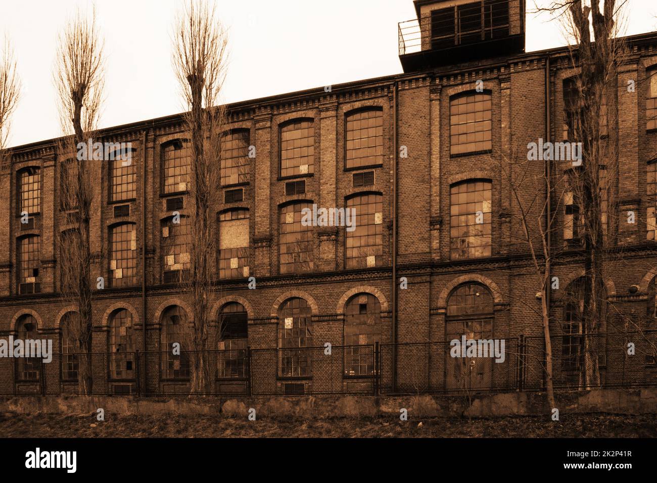 Alte industrielle verfallenes Gebäude in Sepia Farbe Stockfoto