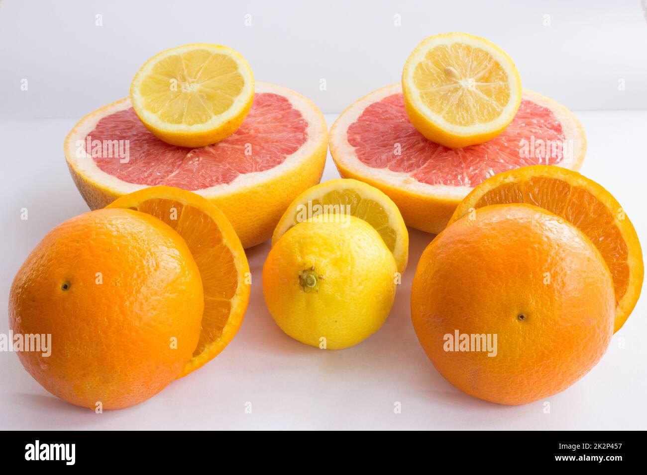 Zitrusfrüchte werden in zwei Hälften geschnitten Stockfoto