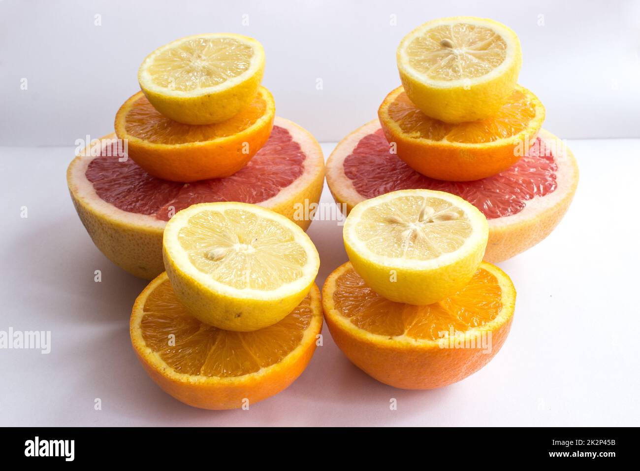 Zitrusfrüchte werden in zwei Hälften geschnitten Stockfoto