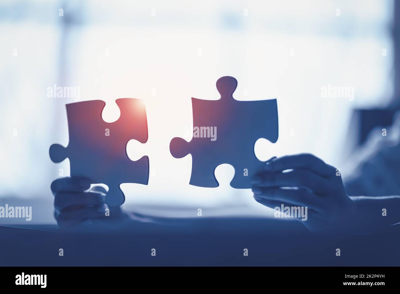 Der Mensch hält Puzzleteile in den Händen. Stockfoto