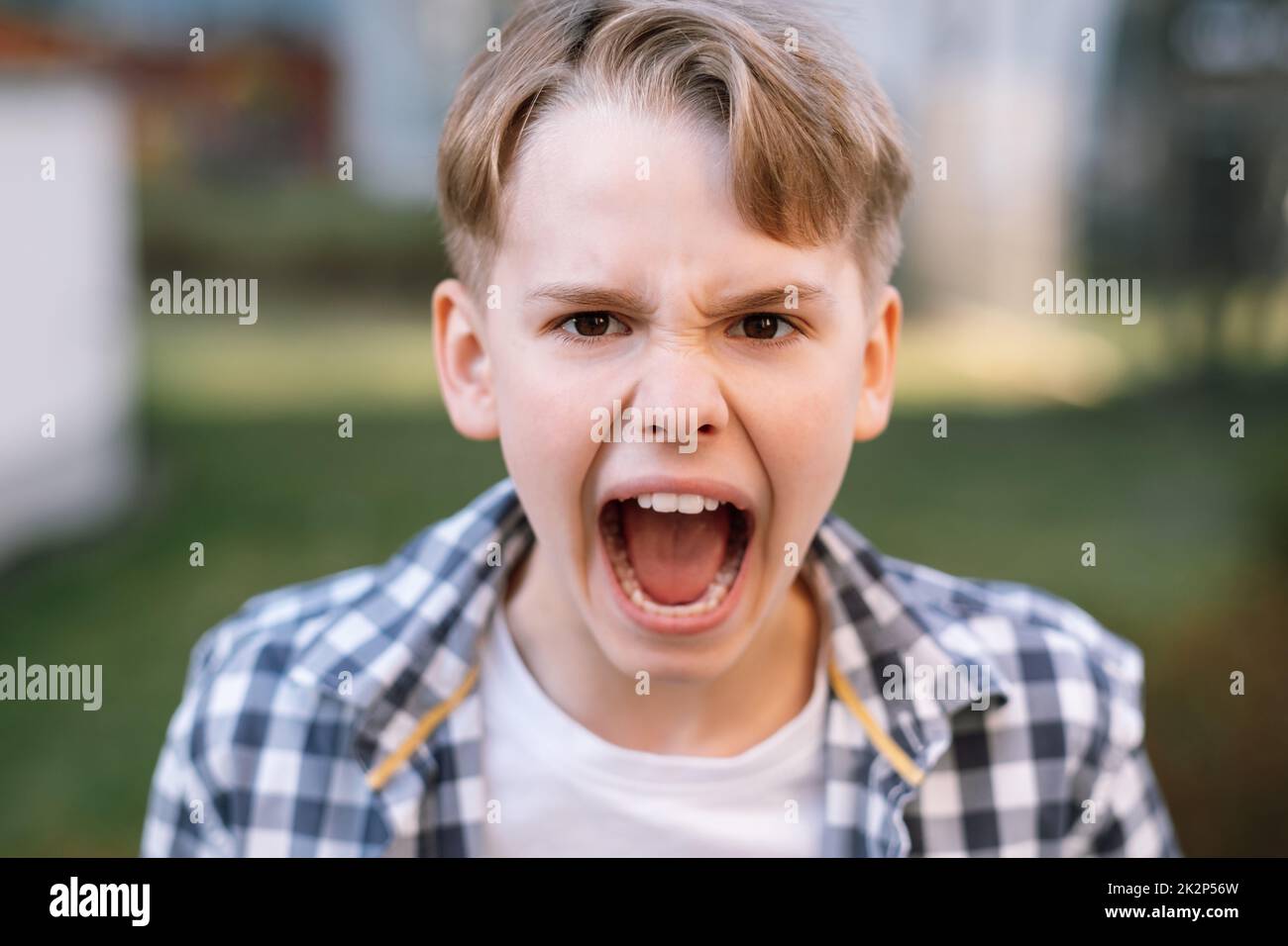 Porträt eines verärgerten Teenagers, der schreiend die Kamera anschaut Stockfoto
