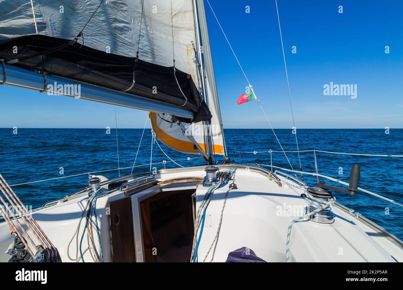 Segelboot in der Nähe der Küste Stockfoto