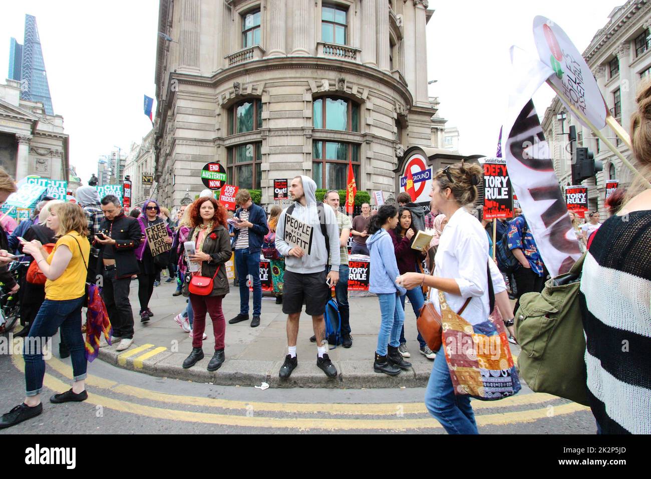 Menschen protestieren gegen Sparmaßnahmen vor der Bank of England, London (2015) Stockfoto