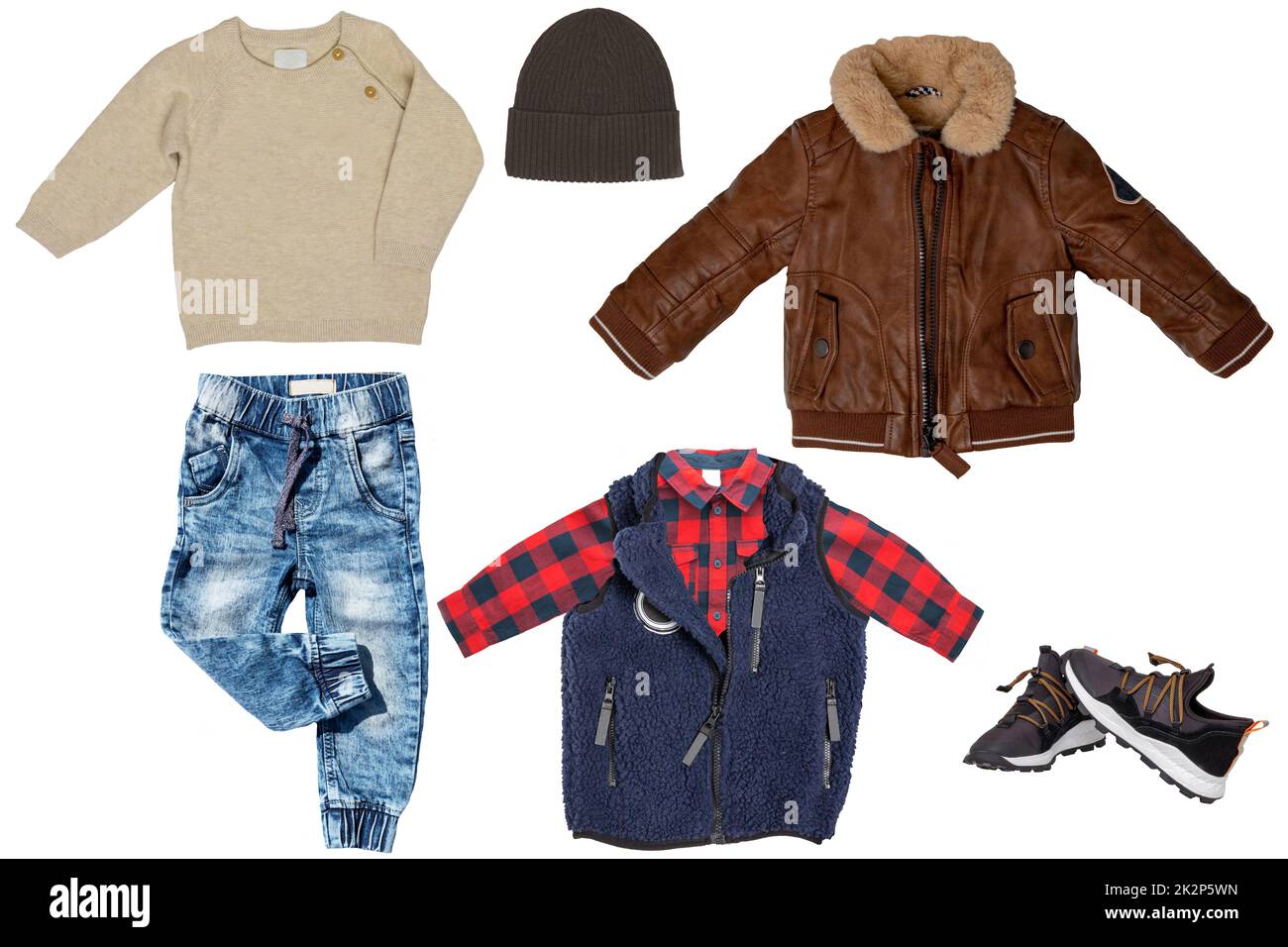 Collage Set mit Frühlingskleidung für kleine Jungen isoliert auf weißem Hintergrund. Eine trendige, stylische braune Lederjacke, Jeanshose oder -Hose, Turnschuh, Weste mit Hemd und Pullover oder Pullover und Kapuze für den Jungen. Sommermode für Kinder. Stockfoto