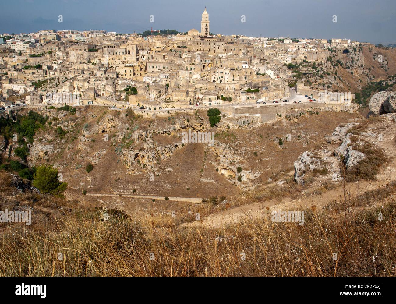 Panoramablick auf Sassi di Matera, ein historisches Viertel in der Stadt Matera, vom Belvedere di Murgia Timone, Basilicata, Italien Stockfoto