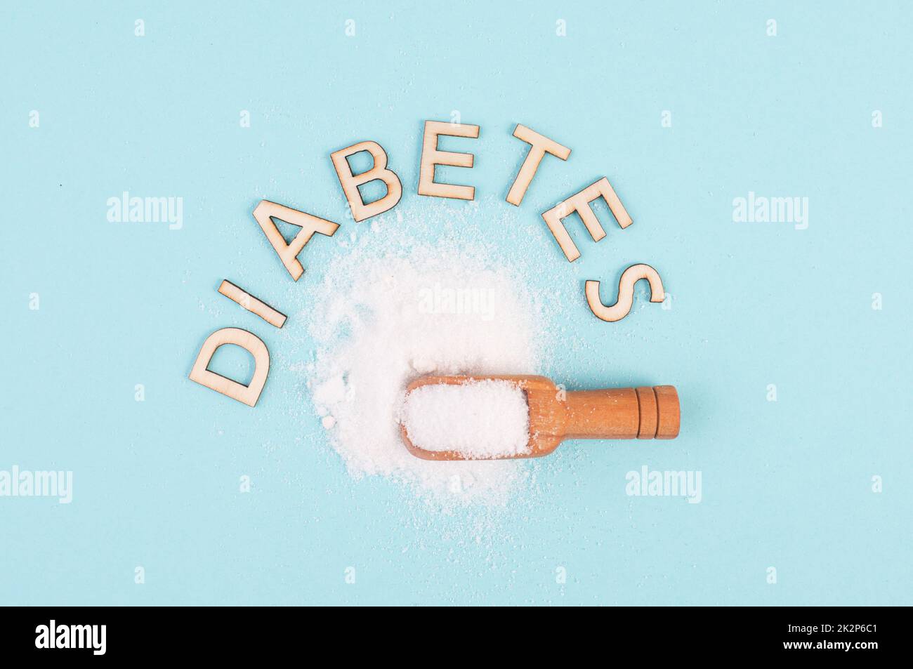 Schaufel mit weißem raffiniertem Zucker, gesundheitliche Probleme durch Diabetes, Insulin resistent, ungesunde Lebensmittel, sucht nach Süßigkeiten Stockfoto