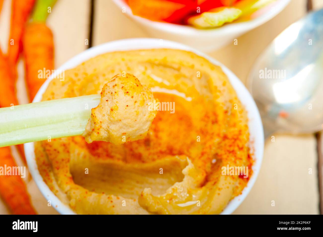 frischen Hummus-Dip mit rohen Möhren und Sellerie Stockfoto