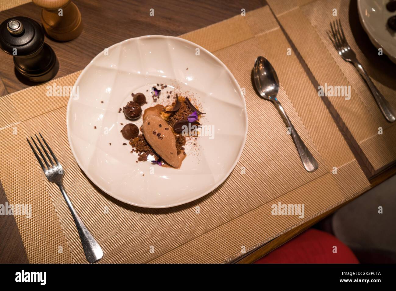 Rund um die Schokolade, Dessert-Menü im Abendgang auf dem Tisch serviert. Stockfoto