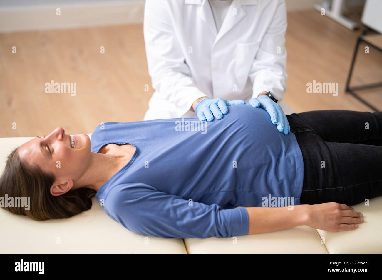 Schwangere Frau Bei Chiropraktiker. Baby-Breech-Physiotherapie Stockfoto