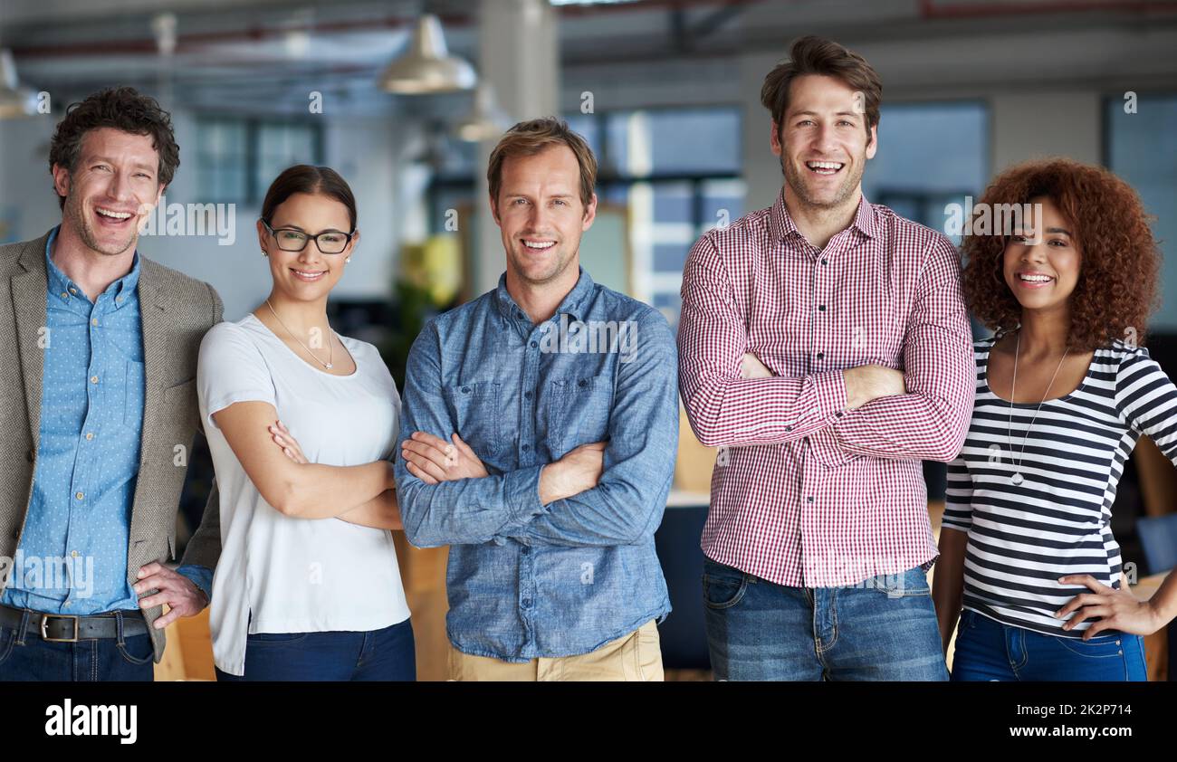 Gemeinsam unsere Unternehmensziele erreichen. Eine vielfältige Gruppe von Profis, die selbstbewusst in einer Reihe stehen. Stockfoto