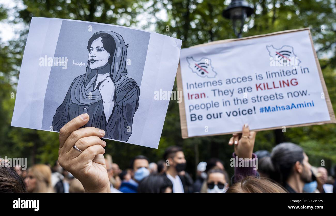 2022-09-23 14:19:15 DEN HAAG - aus Protest gegen die strengen Gesetze im Iran und als Ausdruck der Unterstützung für das iranische Volk, wird eine Aktion vor dem Repräsentantenhaus ergriffen. Der Grund dafür ist der Tod des kurdisch-iranischen Mahsa Amini. Die Frau starb, nachdem sie von der Vizekommando verhaftet wurde, weil sie gemäß der Kleiderordnung kein Kopftuch trug. ANP LEX VAN LIESHOUT niederlande Out - belgien Out Stockfoto
