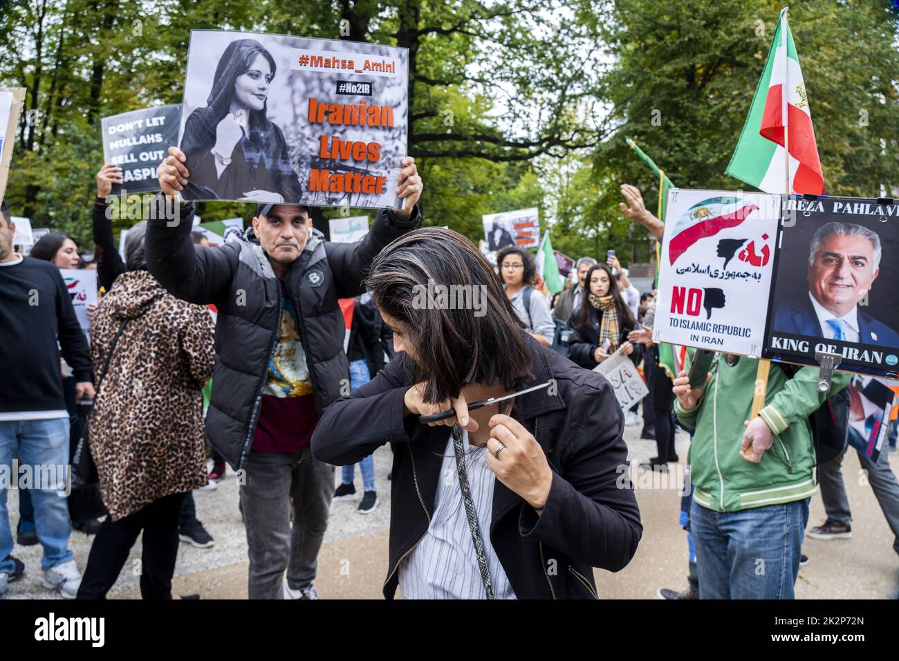 2022-09-23 14:20:28 DEN HAAG - aus Protest gegen die strengen Gesetze im Iran und als Ausdruck der Unterstützung für das iranische Volk, wird eine Aktion vor dem Repräsentantenhaus ergriffen. Der Grund dafür ist der Tod des kurdisch-iranischen Mahsa Amini. Die Frau starb, nachdem sie von der Vizekommando verhaftet wurde, weil sie gemäß der Kleiderordnung kein Kopftuch trug. ANP LEX VAN LIESHOUT niederlande Out - belgien Out Stockfoto