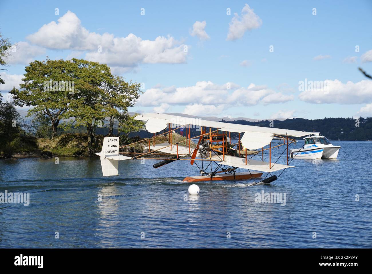 Eine Nachbildung von Waterbird, dem ersten erfolgreichen Wasserflugzeug Großbritanniens und dem einzigen seiner Art in der Welt, während seines ersten öffentlichen Fluges auf dem Lake Windermere in Cumbria. Die Veranstaltung markiert den Höhepunkt eines 13-jährigen Projekts, um eine exakte Kopie des Wasservogels zu erstellen, und neben einem modernen Motor stellt es originalgetreu das Detail des Originals aus dem Wasserflugzeug aus dem Jahr 1911 wieder her. Bilddatum: Freitag, 23. September 2022. Die Nachbildung wurde aus Holz, Bambus und Drähten hergestellt, die gleichen Materialien, die auch für den Bau des ursprünglichen Wasserflugzeugs verwendet wurden. Die 35ft langen Flugzeuge haben eine Spannweite von 40ft und wiegen nur 1000lb. Es ist mit Strom versorgt Stockfoto