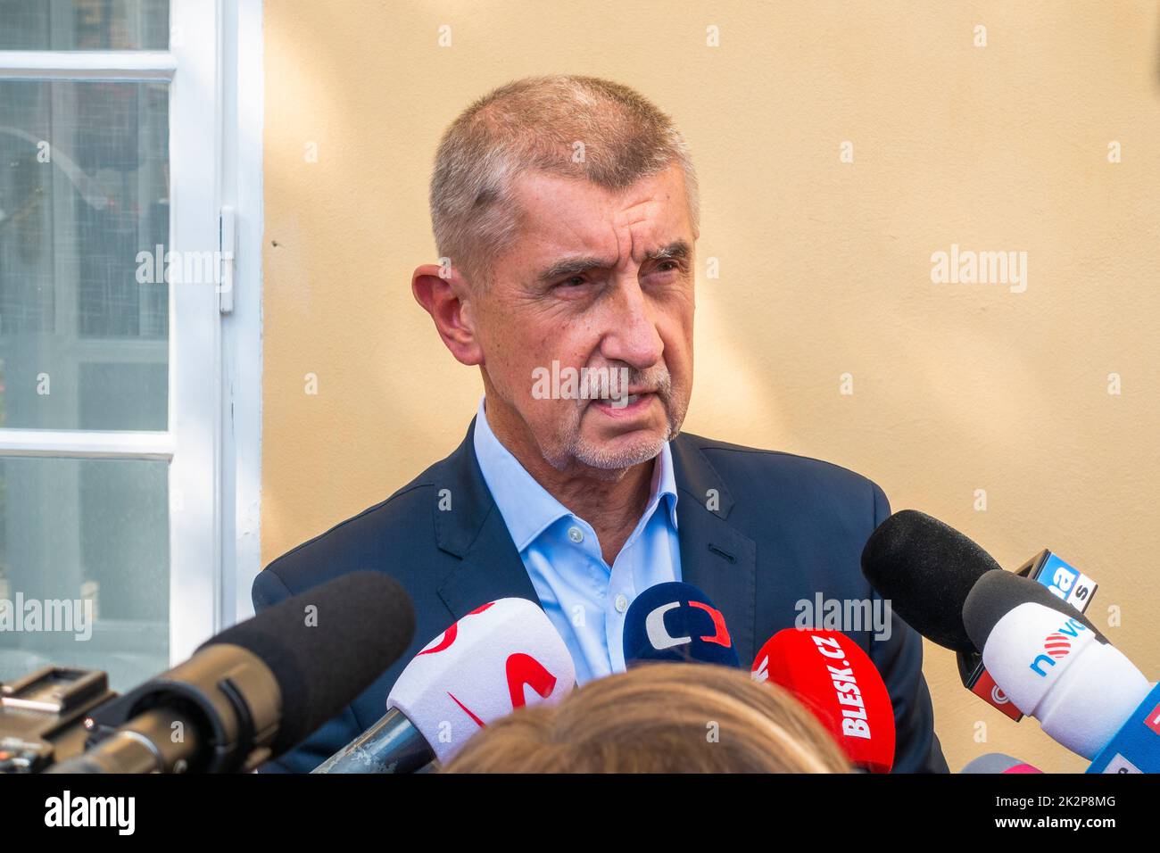 ANO-Vorsitzender Andrej Babis stimmt bei den Kommunalwahlen am 23. September 2022 in Pruhonice ab. Auf dem Foto spricht Babis mit Journalisten vor dem Hotel Stockfoto