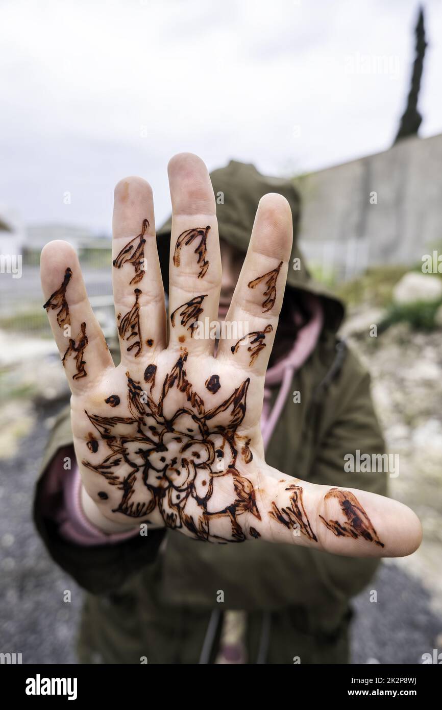 Henna-Tätowierung auf der Hand Stockfoto