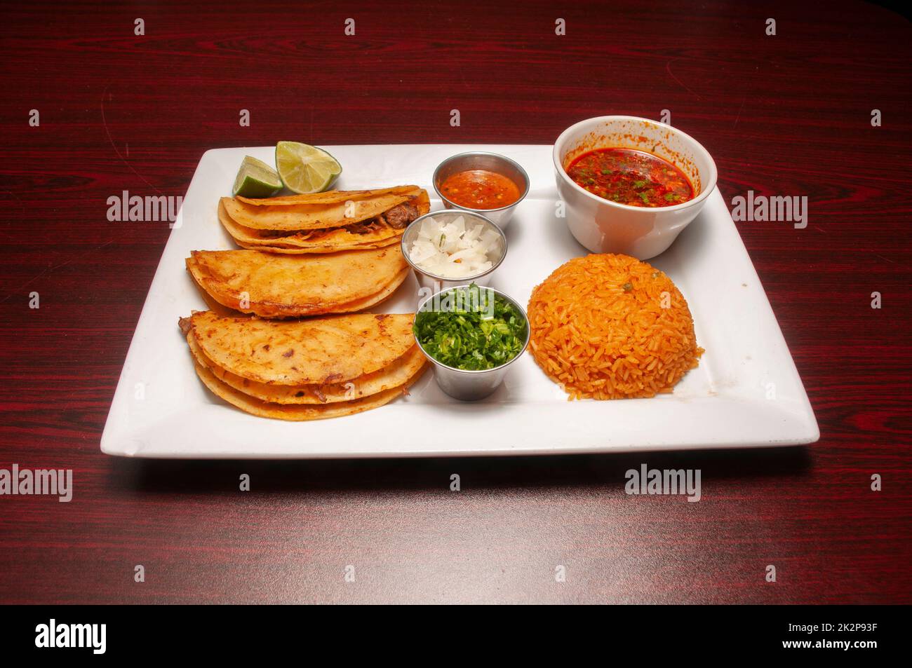 Authentische Birria Tacos Mit Conconsomme Stockfoto