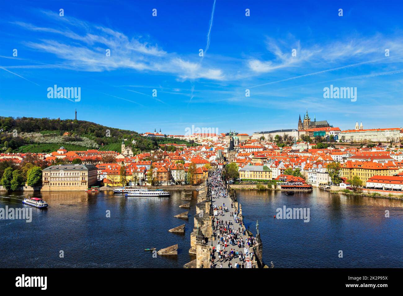 Blick auf die Mala Strana und die Prager Burg über der Moldau Stockfoto