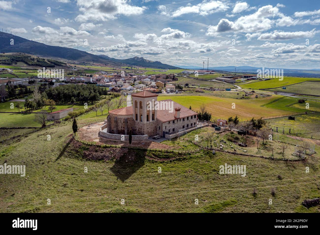 Allgemeiner Blick auf Aldeavieja, eine Stadt in Avila, von der Eremitage aus gesehen Stockfoto