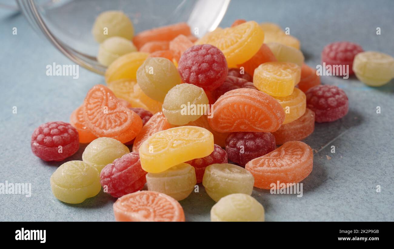 Ðard Fruchtbonbons. Nahaufnahme von bunten Fruchtbonbons mit hartem Saugen Stockfoto