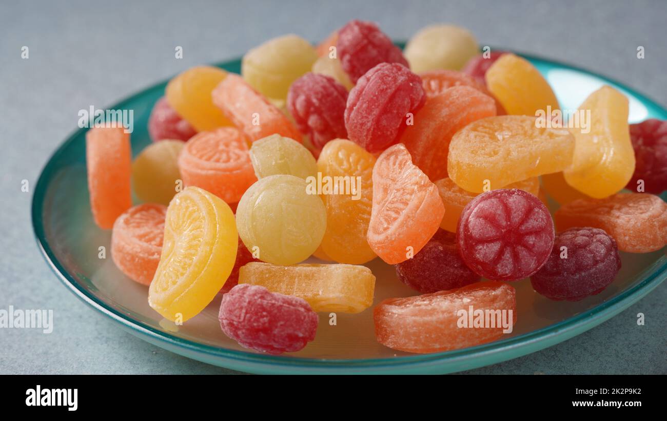 Ðard Fruchtbonbons. Nahaufnahme von bunten Fruchtbonbons mit hartem Saugen Stockfoto