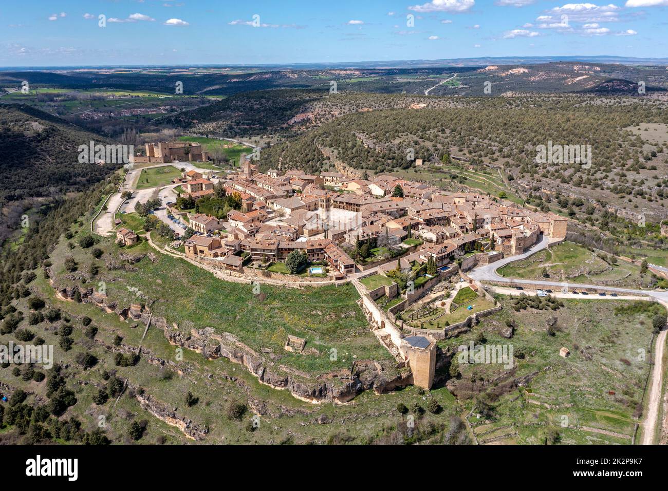 Blick auf die mittelalterliche Stadt Pedraza und ihre Burg in der Provinz Segovia Stockfoto