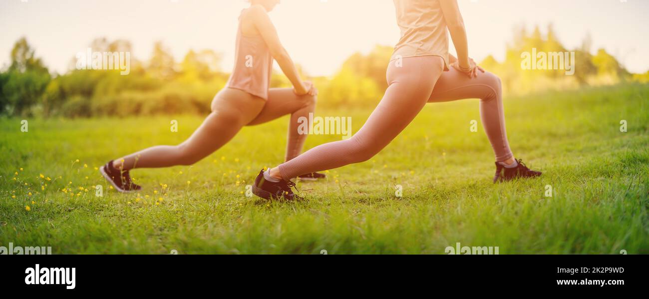 Zwei Frauen machen Fitness-Training in aktiver Kleidung in der Natur. Stockfoto