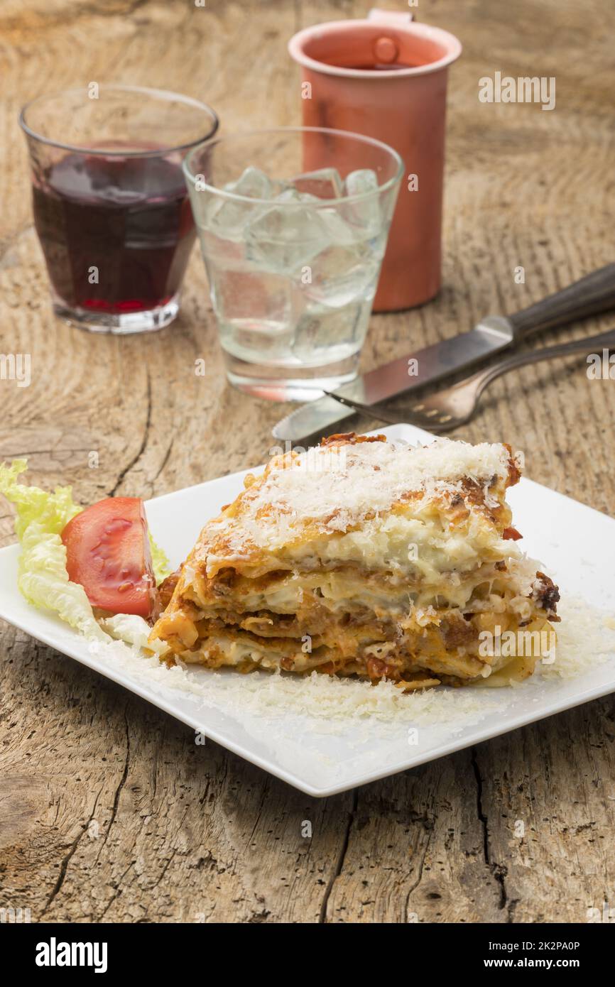 Portion Lasagne auf einem weißen Teller Stockfoto