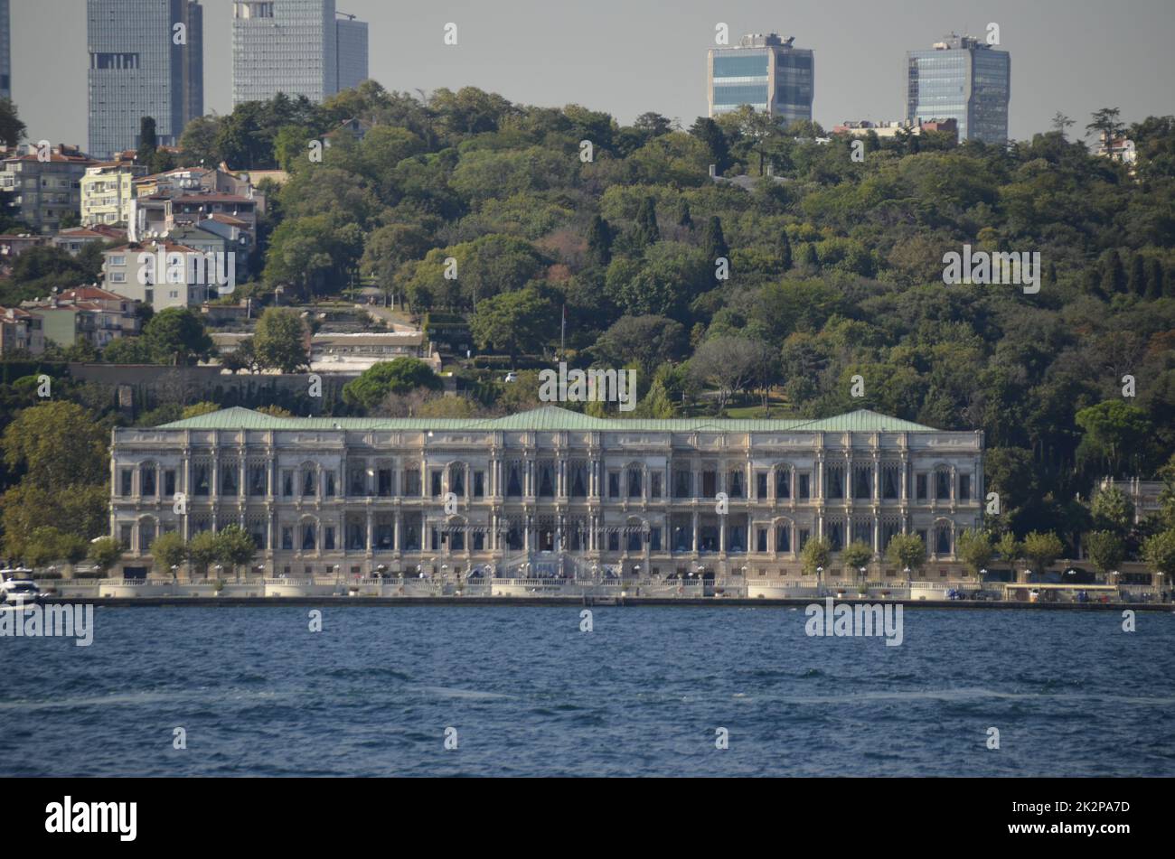 Çırağan Palast, Beşiktaş Strand, Meer, Wolkenkratzer und Himmel. Istanbul Türkei. Stockfoto