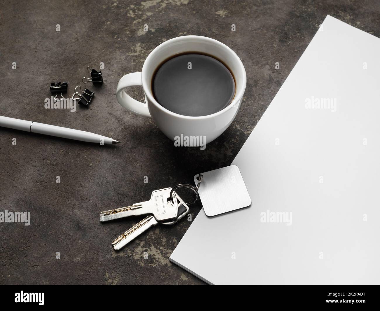 Schlüssel, Kaffeetasse, Schreibwaren Stockfoto