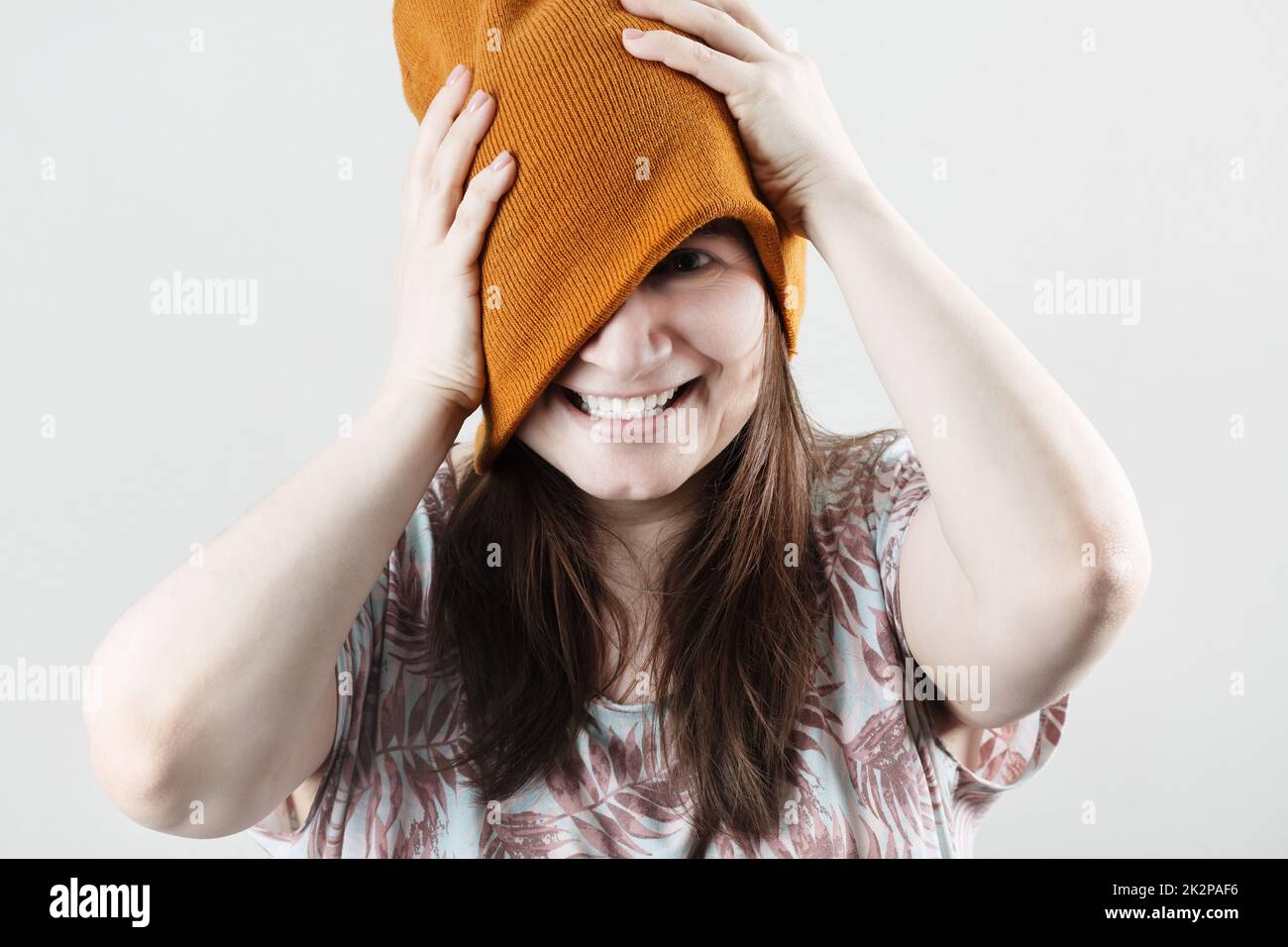Fröhliche Hipster-Frau Stockfoto
