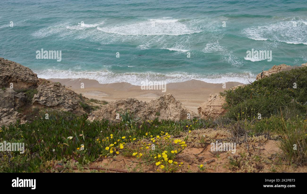 Schöne Küste im Sommer. Ruhige blaue Meereslandschaft. Steinige und sandige Küste. Sonnige Meereslandschaft. Netanya, Israel Stockfoto