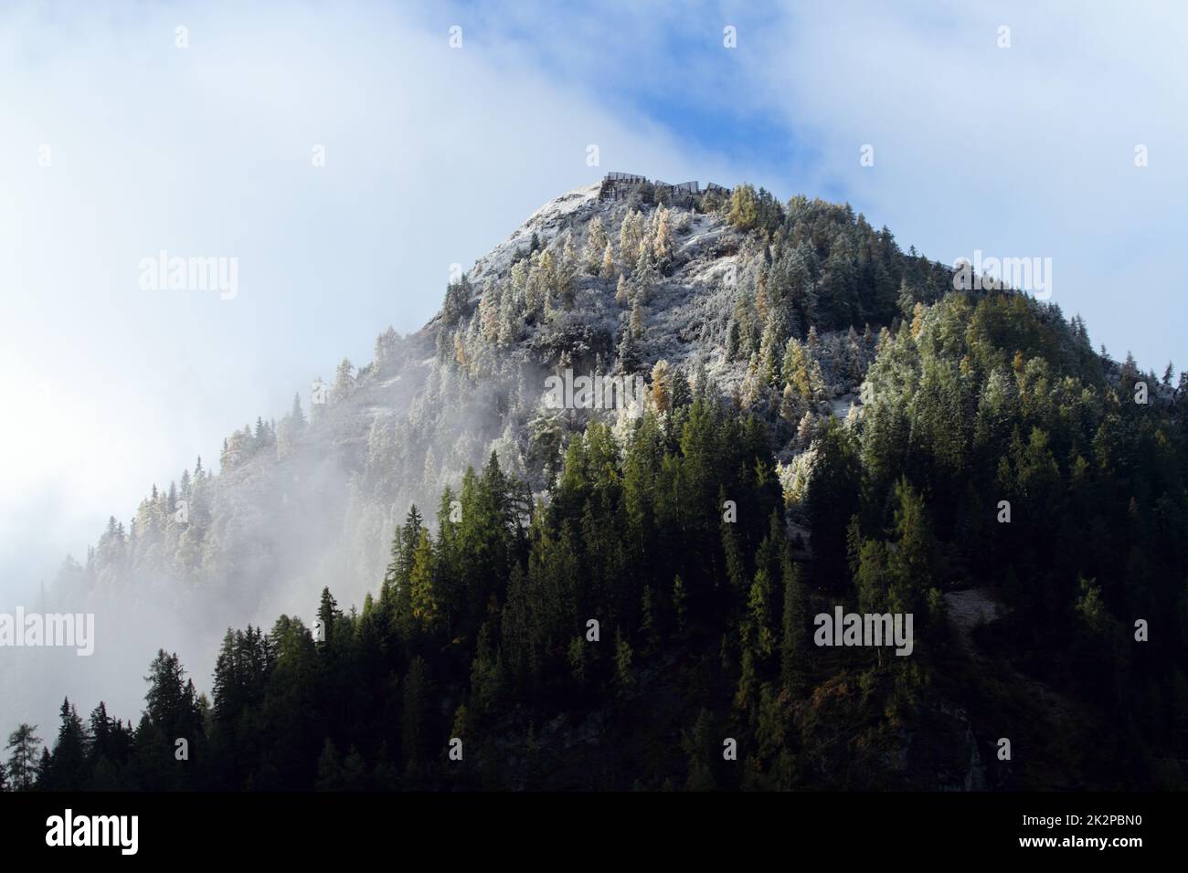 Schöner Gipfel in den Alpen mit dem ersten Schnee des Jahres Stockfoto