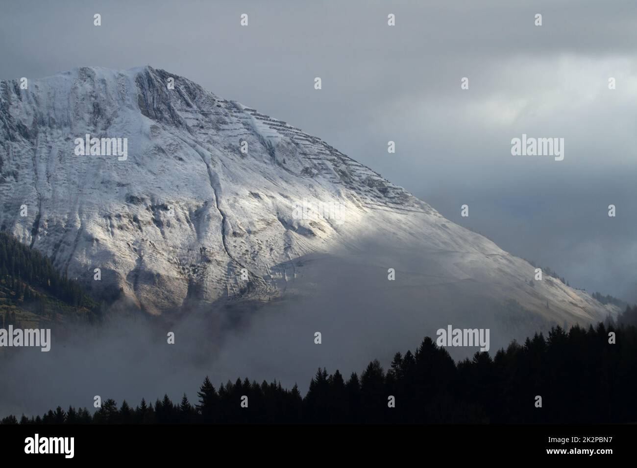 Schöner Gipfel in den Alpen mit dem ersten Schnee des Jahres Stockfoto